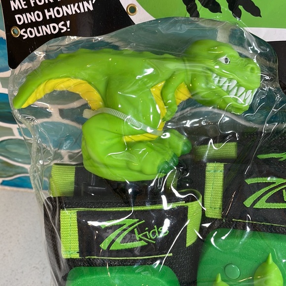 Z Kids Dinosaur Protective Gear Elbow Pads Knee Pads and Dino Squeaky Toy Green - Picture 5 of 8